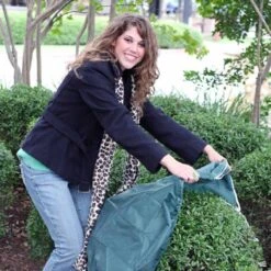 The Planket®Kit With Stakes -Fresh Tree Shop Planket Action3 e7c3dbb0 887b 435f 807f 2704f7acaf53